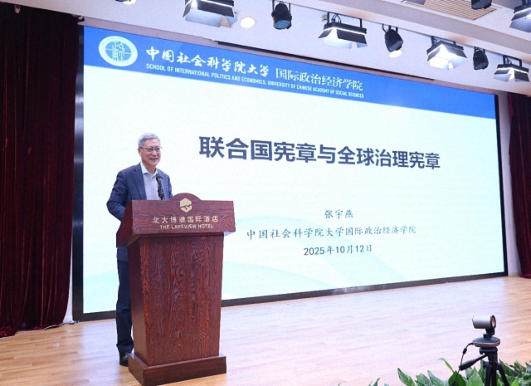 桌子上的电脑萤幕画面
AI 生成的内容可能不正确。