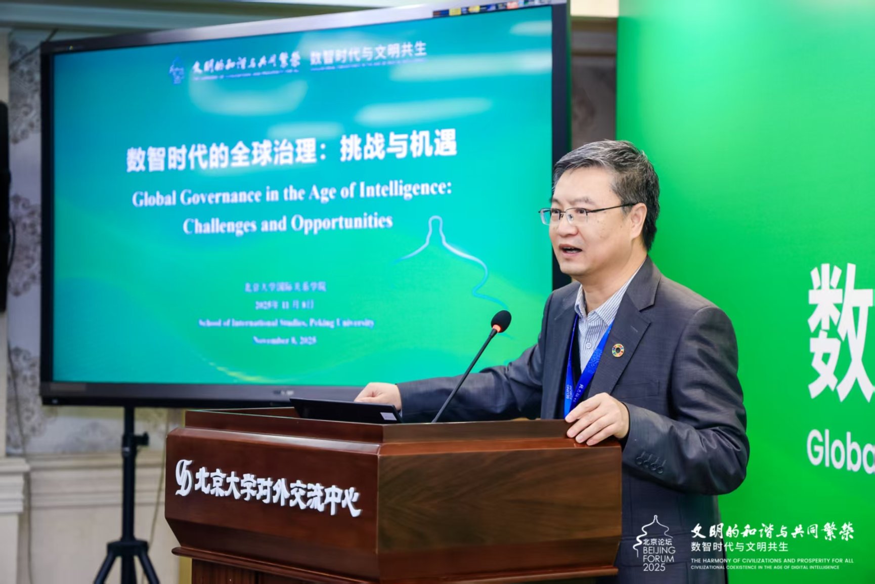 穿绿色衣服的人在电视前
AI 生成的内容可能不正确。