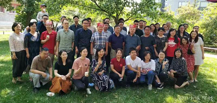 当教师节“遇上”生日会——威廉体育williamhill八、九月份教职工生日会盛情开幕